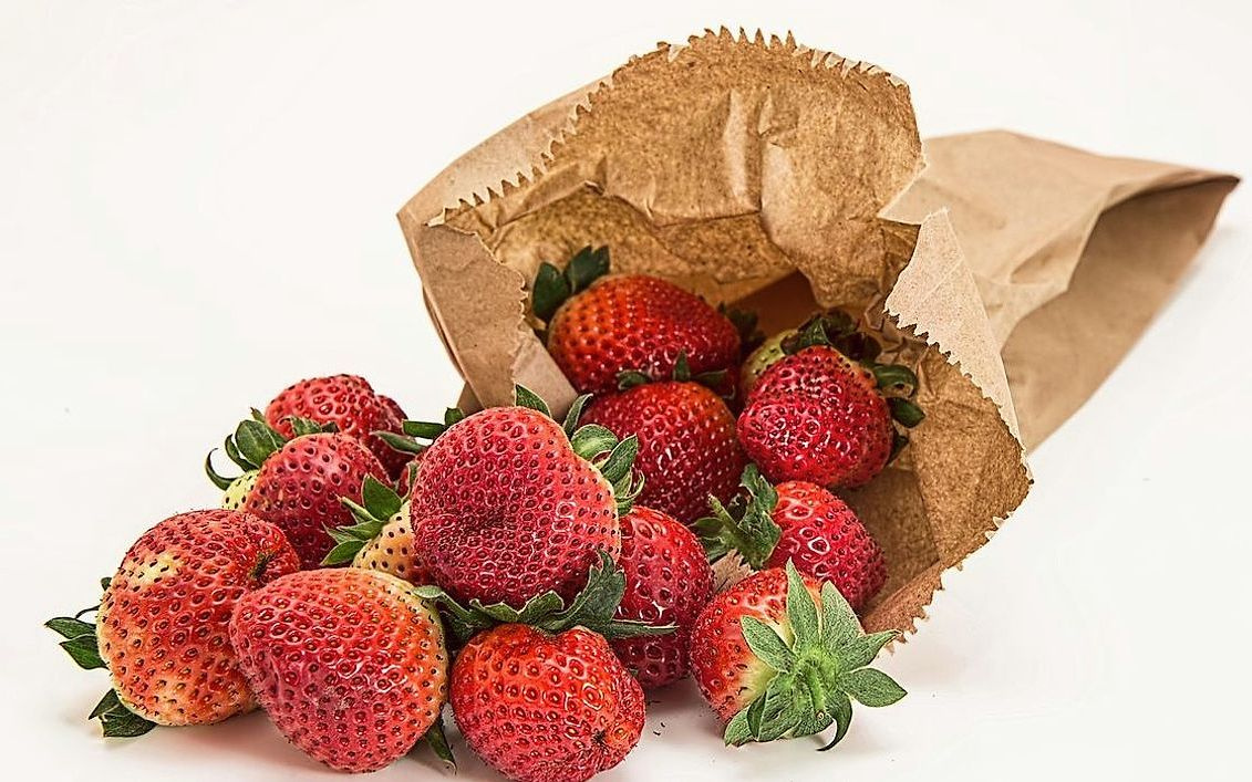 Altı üzümün renkli karışımından oluşan bir sepet